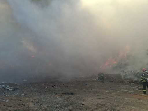 Două incendii în judeţul Bihor: primul, semnalat încă de luni pe un deal împădurit. Al doilea incendiu, izbucnit la groapa de gunoi din Oradea, la un interval de aproximativ 13 ore - FOTO