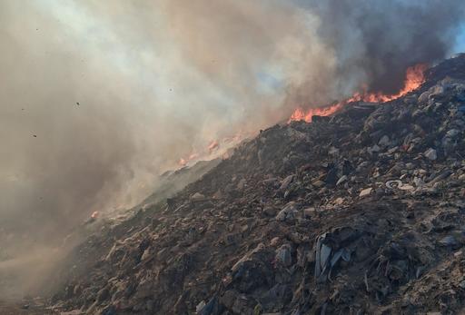 UPDATE - Pompierii au localizat şi lichidat incendiul de la groapa de gunoi din Oradea, dar şi pe cel izbucnit în urmă cu două zile pe un deal împădurit/ Incendiul din zona împădurită s-a reaprins