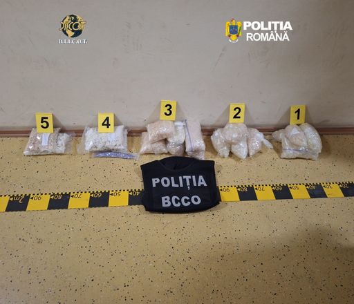 Brăila: Două femei şi un minor de 17 ani, acuzaţi că au adus din Germania aproape zece kilograme de stupefiante/ Cei trei au fost reţinuţi pentru trafic de droguri de mare risc - FOTO