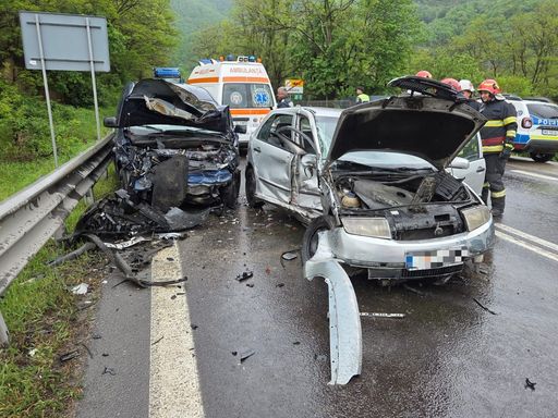 UPDATE - Vâlcea: Două persoane, rănite în urma unui accident în care au fost implicate trei autoturisme/ Una dintre victime, resuscitată şi transportată la spital/ Traficul pe DN 7, blocat complet - FOTO