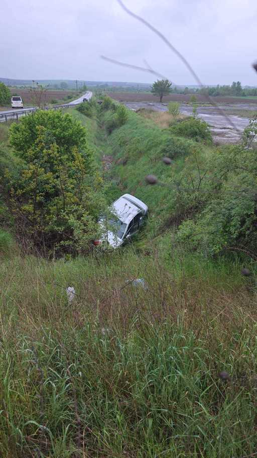 Neamţ: Două adolescente şi un tânăr, răniţi după ce au căzut cu maşina într-un canal cu o adâncime de 5 metri/ Autoturismul era condus de una dintre fete, în vârstă de 16 ani, deşi nu are permis auto