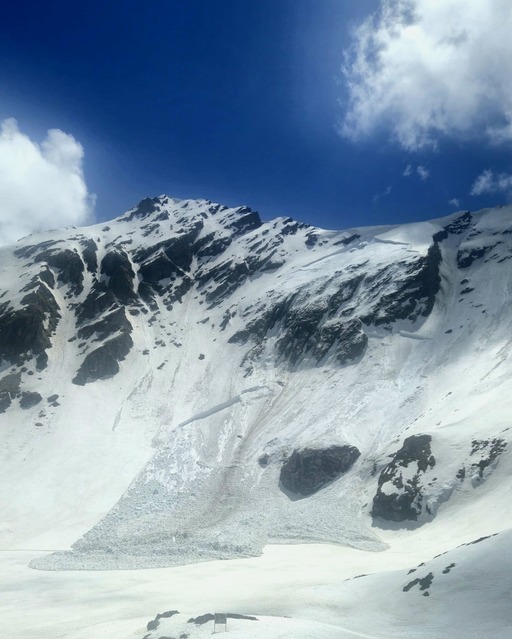 Avalansă de topire de mari dimensiuni la Bâlea Lac / Specialişti: Aceste avalanşe se pot produce în orice moment al zilei - FOTO