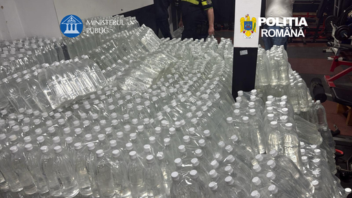 Aproximativ opt tone de alcool şi două autovehicule, confiscate de poliţiştii din Rădăuţi după trei percheziţii la locuinţele unor presupuşi contrabandişti/ Prejudiciul, aproape 900.000 de lei - FOTO