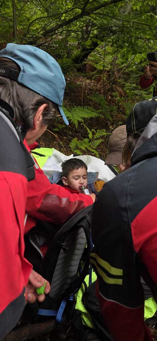 UPDATE - Sibiu: Băiatul de 5 ani căutat după ce a plecat de lângă tatăl său, găsit în viaţă/ El era într-o pădure, fiind observat cu ajutorul camerei cu termoviziune din elicopter/ Copilul, evaluat medical şi dus la spital alături de mama lui - FOTO, VIDEO
