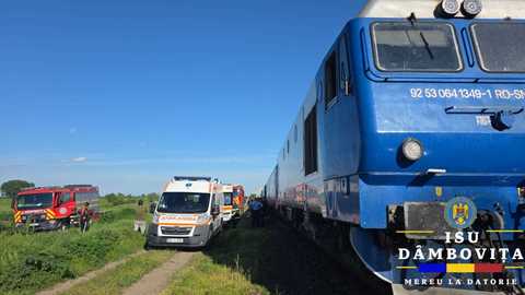 Maşină lovită de un tren cu o sută de călători, în judeţul Dâmboviţa / O persoană a murit, iar trei călători au suferit atac de panică - FOTO