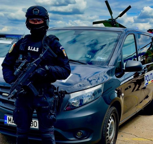 Timiş: Un bărbat şi-a ameninţat tatăl, în prezenţa celor trei copii ai săi / A scos inclusiv un cuţit / S-a folosit tot timpul de copii, fără a-i răni, pentru a împiedica poliţiştii să intervină / Este cercetat pentru ultraj