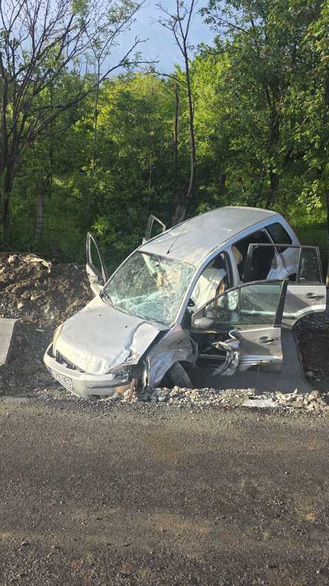Grav accident rutier pe Transalpina, pe un tronson unde se realizau lucrări. O femeie a murit şi trei au fost rănite, după ce o şoferiţă a pierdut controlul asupra direcţiei
