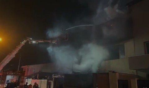Incendiu în Bucureşti. Focul a cuprins mai multe imobile, afectând o suprafaţă totală de aproximativ 800 mp. A fost remis mesaj RO-ALERT - FOTO, VIDEO


