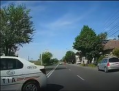 Mureş: Autospecială a Poliţiei, filmată în timp ce întoarce încălcând marcajul dublu continuu/ Explicaţiile instituţiei - FOTO, VIDEO
