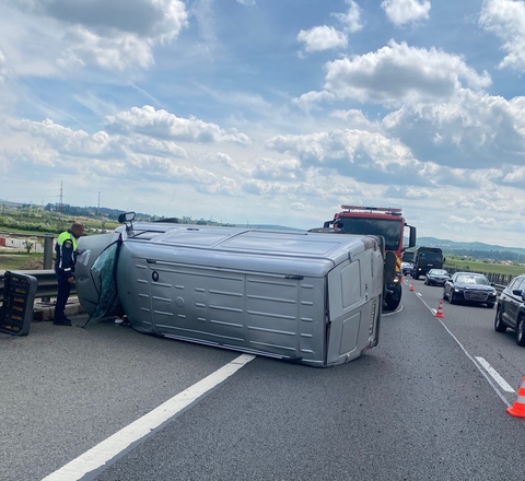 Cluj: Accident pe autostrada A3, pe sensu spre Gilău, unde o autoutilitară s-a răsturnat
