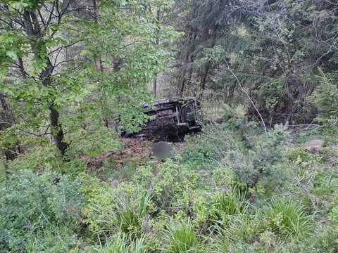 Suceava: Doi răniţi, după ce maşina în care se aflau s-a răsturnat într-o zonă greu accesibilă
