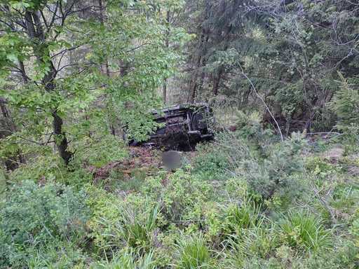 Suceava: Doi răniţi, după ce maşina în care se aflau s-a răsturnat într-o zonă greu accesibilă
