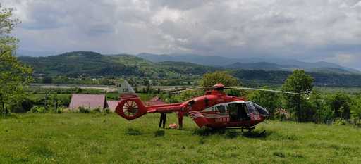 UPDATE - Bacău: Bărbat prins sub un mal de pământ care s-a surpat peste el/ Victima, găsită inconştientă, este resuscitată/ Bărbatul, transportat la spital cu elicopterul SMURD - VIDEO