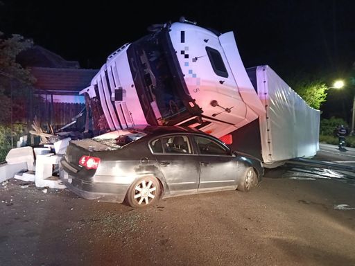 Vâlcea: Trafic blocat pe DN 7, la Bujoreni, după ce un TIR s-a răsturnat pe un autoturism parcat/ Nu sunt persoane rănite - FOTO