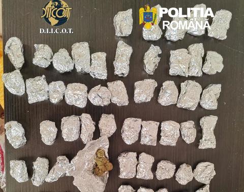 Peste 40 de percheziţii în judeţele Caraş-Severin şi Dolj, la presupuşi traficanţi de droguri de risc şi mare risc, acuzaţi şi de constituire de grup infracţional organizat/ Minori folosiţi pentru distribuirea drogurilor către clienţi 