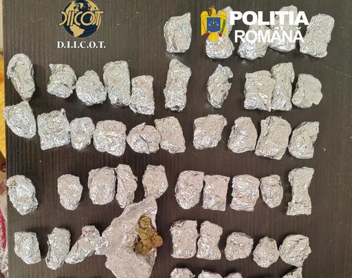 Peste 40 de percheziţii în judeţele Caraş-Severin şi Dolj, la presupuşi traficanţi de droguri de risc şi mare risc, acuzaţi şi de constituire de grup infracţional organizat/ Minori folosiţi pentru distribuirea drogurilor către clienţi - VIDEO, FOTO