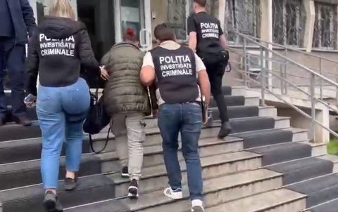 Botoşani: Femeie reţinută după ce a sesizat, în mod nereal, că a fost abordată pe stradă de un necunoscut îmbrăcat în poliţist/ Ea ar fi încercat să justifice astfel în faţa familiei lipsa sumei de 60 de lei