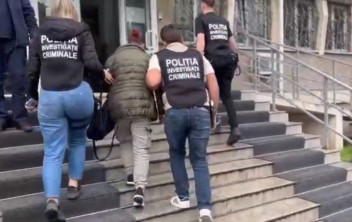 Botoşani: Femeie reţinută după ce a sesizat, în mod nereal, că a fost abordată pe stradă de un necunoscut îmbrăcat în poliţist/ Ea ar fi încercat să justifice astfel în faţa familiei lipsa sumei de 60 de lei