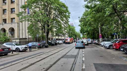 UPDATE - Incident la Ministerul Transporturilor - Un lift în care se aflau şase persoane a căzut în gol / Toate victimele au fost scoase din cabina ascensorului / Trei dintre ele, transportate la spital