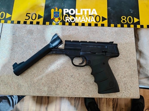 Peste 40 de percheziţii în 22 de judeţe, la persoane suspectate că ar fi cumpărat ilegal arme neletale cu potenţial letal, de pe o platformă online din Ungaria/ Ce au confiscat poliţiştii