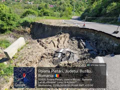 Alunecări de teren şi drumuri afectate în urma ploilor abundente din judeţul Buzău / Mai multe familii, în risc de izolare