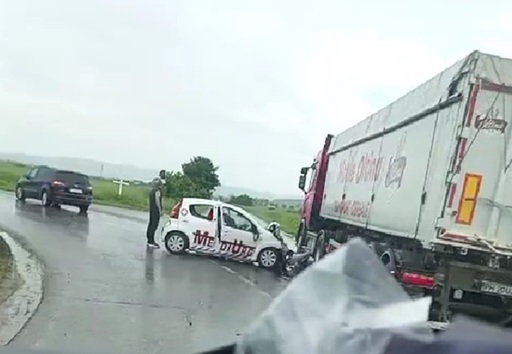 Prahova: Ambulanţă privată, implicată într-un accident rutier / Doi pacienţi oncologici şi şoferul, preluaţi de ambulanţe pentru a fi duşi la spital - FOTO