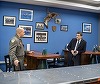 Pilotul român care a doborât o dronă în spaţiul aerian din Estonia, decorat de conducerea MApN / Radu Miruţă şi generalul Gheorghiţă Vlad s-au întâlnit, în Lituania, cu militarii Detaşamentului românesc ”Carpathian Vipers”