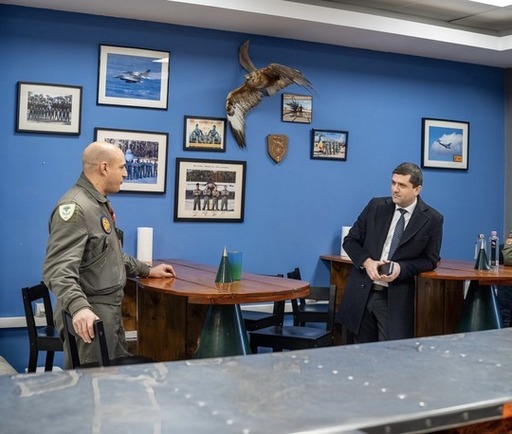 Pilotul român care a doborât o dronă în spaţiul aerian din Estonia, decorat de conducerea MApN / Radu Miruţă şi generalul Gheorghiţă Vlad s-au întâlnit, în Lituania, cu militarii Detaşamentului românesc ”Carpathian Vipers”