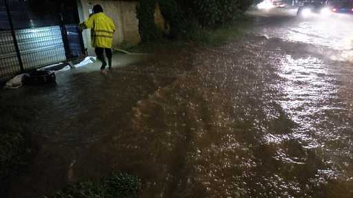 Locuinţe, străzi şi curţi inundate în Iaşi, în urma ploilor torenţiale/ Avertizări de inundaţii pe râuri din bazinul Vămăşoaia şi pe afluenţi ai Siretului/ A fost emis mesaj RO-Alert - FOTO, VIDEO
