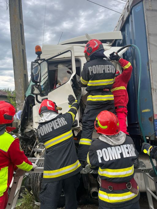 Prahova - Accident între un autobuz şi un camion, la Şirna. Şoferul autocamionului a fost rănit. A fost solicitat elicopterul SMURD - FOTO
