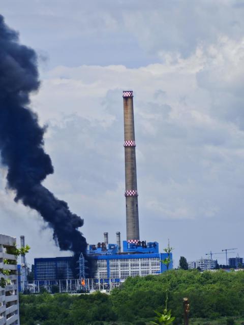UPDATE  - Al doilea incendiu la CET Vest Bucureşti, în mai puţin de o lună / Locuitorii din zonă, avertizaţi prin mesaj RO-Alert că sunt degajări mari de fum - FOTO