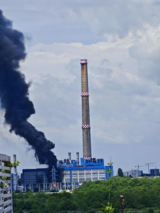 UPDATE - Al doilea incendiu la CET Vest Bucureşti, la interval de o lună / Locuitorii din zonă, avertizaţi prin mesaj RO-Alert că sunt degajări mari de fum / Incendiul a afectat un transformator şi o hală - FOTO