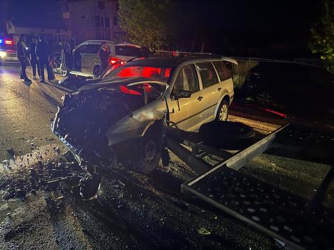 Neamţ - Doi bărbaţi au fost răniţi într-un accident rutier la Târgu Neamţ / Maşina în care se aflau, lovită de un autocamion cu remorcă şi proiectată în trei maşini parcate - FOTO

