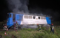 Incendiu la locomotiva unui tren de călători aflat în Halta Tămăşeu, din judeţul Bihor/ Vagoanele au fost decuplate, iar locomotiva a fost dusă la distanţă sigură de acestea/ Au intervenit pompierii militari/ Cauza probabilă