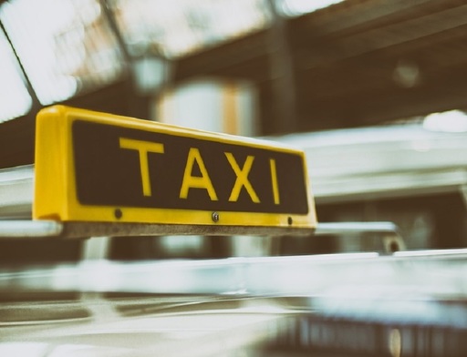 Bucureşti: Taximetrist, suspectat că a furat telefonul unui client şi, cu ajutorul a doi complici, a deblocat dispozitivul, făcând tranzacţii de 15.000 de lei