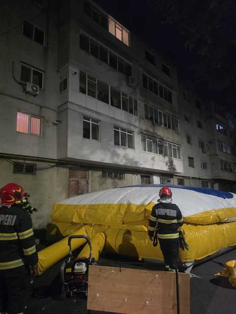 Un bărbat ameninţă că se aruncă de la etajul al patrulea al unui bloc din Brăila / Pompierii au pregătit o pernă pneumatică / Un negociator al Poliţiei, la faţa locului