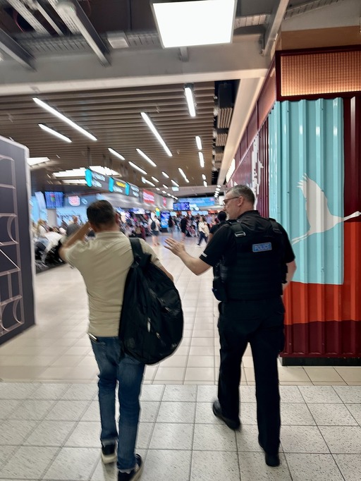 Pasager al unei curse aeriene de la Londra-Luton spre Bacău, dat jos din avion după ce poliţiştii au stabilit că a furat ochelari de soare dintr-un magazin duty free/ Bărbatul, obligat să plătească bunurile furate