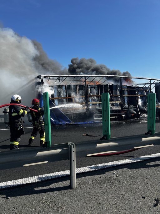 Timiş: Autotren încărcat cu frigorifice, în flăcări pe autostrada A1, pe sensul de mers Timişoara - Deva/ Misiune în desfăşurare a pompierilor militari pentru stingerea incendiului - FOTO
