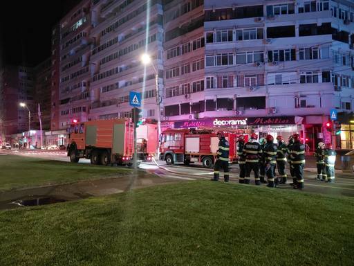 Dronă prăbuşită în Galaţi – Cele două persoane rănite, transportate la spital / Alţi doi locatari, atac de panică / Alimentarea cu energie şi gaz, sistată / Se va evalua structura blocului