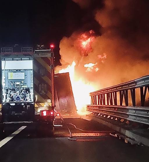 Trafic restricţionat pe A1, în judeţul Timiş, după ce remorca unui TIR a luat foc – FOTO