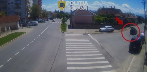 Braşov: Un bărbat a pierdut o geantă în care avea peste 25.000 de euro şi alte bunuri/ Banii, găsiţi de poliţişti în mai puţin de o oră - VIDEO