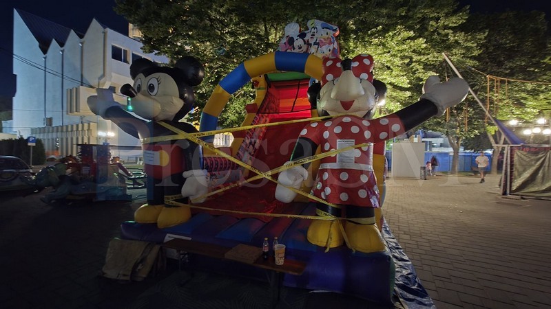 UPDATE - Un copil de 2 ani a murit după un incident pe un tobogan gonflabil, la Zilele Oraşului Satu Mare / Primăria anunţă că au fost oprite toate caruselele şi locurile de joacă / Anchetă a Poliţiei / Se aşteaptă rezultatul necropsiei