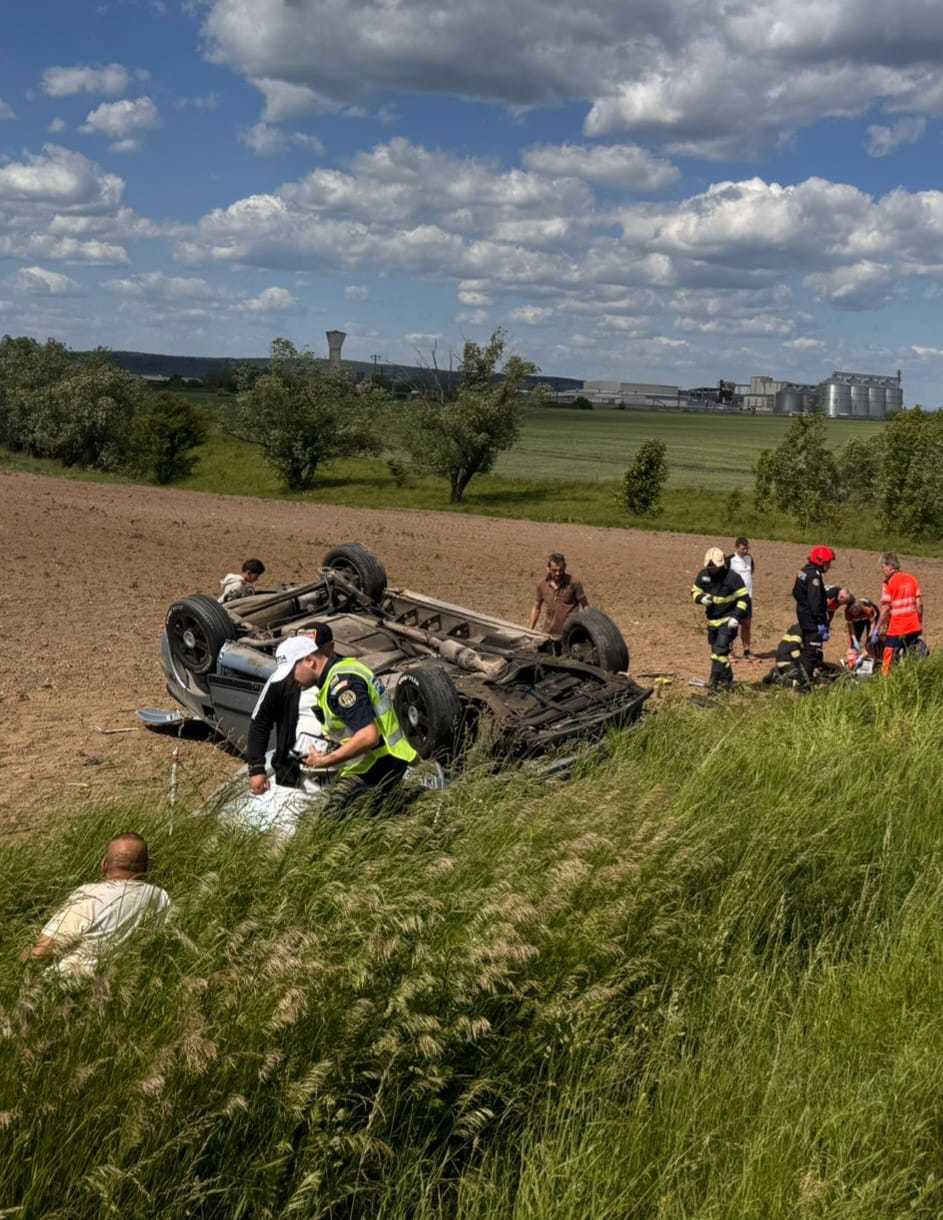 UPDATE - Braşov: Patru copii şi cinci adulţi, implicaţi într-un accident rutier produs pe DN 1/ Un copil a murit, iar o femeie a fost resuscitată/ În total, trei copii şi doi adulţi au fost transportaţi la spitale