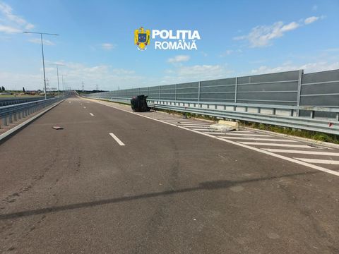Bărbat pe numele căruia era emis un mandat de arestare preventivă pentru furt şi conducere fără permis, prins de poliţişti după o urmărire în trafic pe A2/ Maşina condusă de el a lovit parapetul şi s-a răsturnat