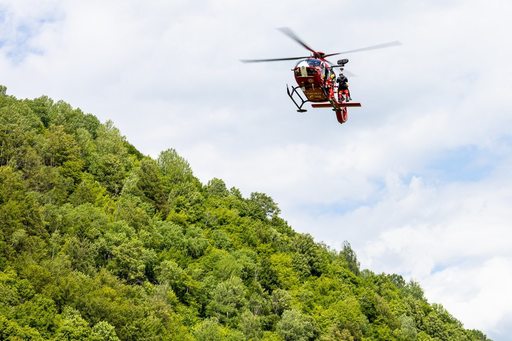 Intervenţii ale salvamontiştilor din Zărneşti pentru recuperarea unor turişti accidentaţi/ Bărbat care a alunecat în zona ”La grote”, luat cu elicopterul/ Femeie lovită în cap de o piatră, recuperată terestru