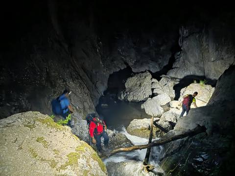 Argeş: Doi turişti echipaţi necorespunzător care au rămas blocaţi pe traseul din Canionul Valea lui Stan, recuperaţi de salvamontişti şi jandarmi/ În zonă fusese semnalată prezenţa mai multor urşi
