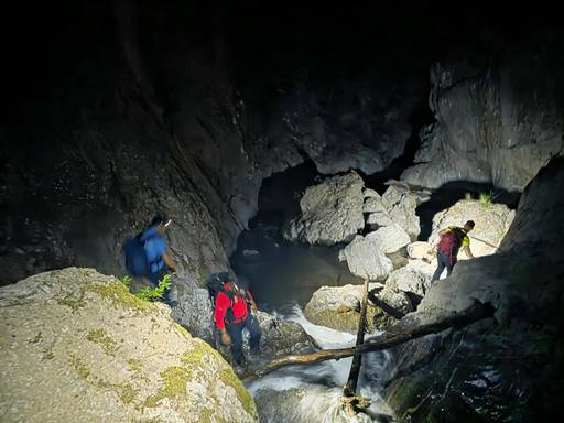 Argeş: Doi turişti echipaţi necorespunzător care au rămas blocaţi pe traseul din Canionul Valea lui Stan, recuperaţi de salvamontişti şi jandarmi/ În zonă fusese semnalată prezenţa mai multor urşi