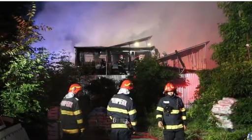 Incendiu la un restaurant şi trei magazine, pe şoseaua Colentina din Capitală/ Şapte persoane, evacuate dintr-un bloc din apropiere, din cauza degajărilor de fum/ O persoană a primit ajutor medical după un atac de panică - VIDEO