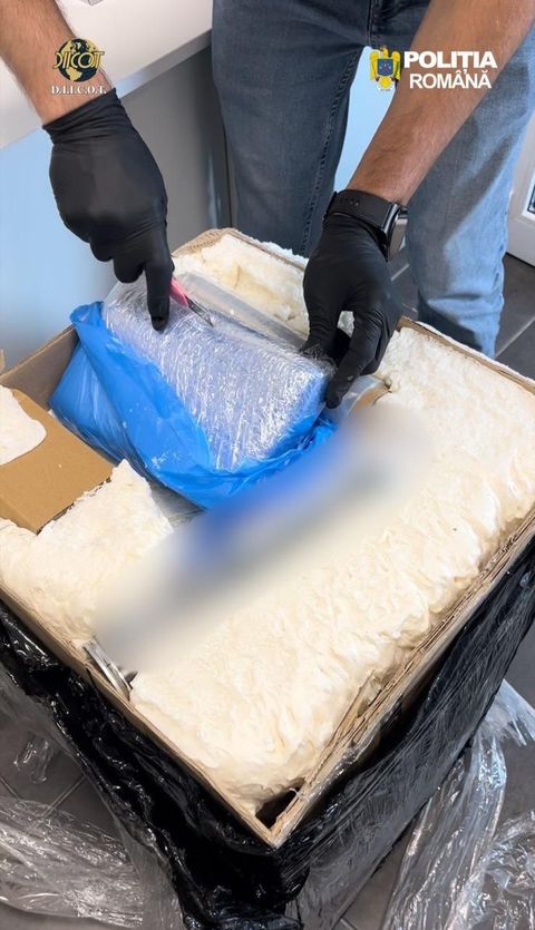 Constanţa: Bărbat, arestat preventiv după ce ar fi procurat din Spania şi ar fi adus în ţară peste 10 kilograme de cannabis şi un kilogram de cocaină/ El a fost prins în flagrant delict când transporta drogurile ridicate de la o firmă de curierat