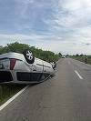 Impact între o maşină şi o căruţă, în Timiş/Autoturismul s-a răsturnat / Două femei şi un bărbat au fost răniţi / Calul a murit - FOTO